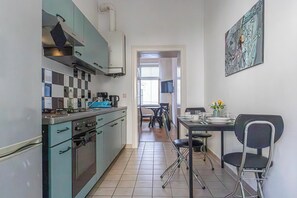 Basic Apartment | Private kitchen | Fridge, oven, stovetop, cookware/dishes/utensils - Cozy 2BR Apt Near Vienna Center (Wien)
