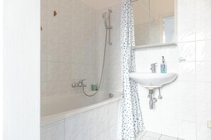 Basic Apartment | Bathroom | Combined shower/bathtub, free toiletries, hair dryer, towels - Cozy 2BR Apt Near Vienna Center (Vienna)