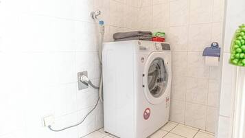 Departamento básico | Baño | Tina con regadera, amenidades de baño gratuitas, secadora de cabello