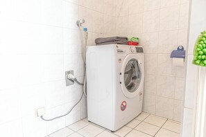 Basic Apartment | Bathroom | Combined shower/tub, free toiletries, hair dryer, towels - Cozy 2BR Apt Near Vienna Center (Wien)