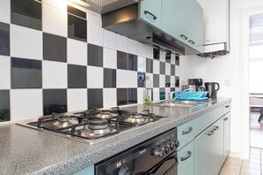 Basic Apartment | Private kitchen | Fridge, oven, stovetop, cookware/dishes/utensils - Cozy 2BR Apt Near Vienna Center (Vienna)