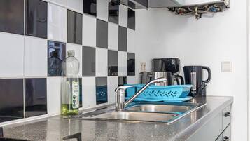 Departamento básico | Cocina privada | Refrigerador, horno, parrilla de estufa y utensilios de cocina