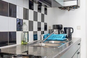 Basic Apartment | Private kitchen | Fridge, oven, stovetop, cookware/dishes/utensils - Cozy 2BR Apt Near Vienna Center (Wien)