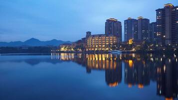 Boendets fasad - kväll/natt