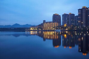 Boendets fasad - kväll/natt