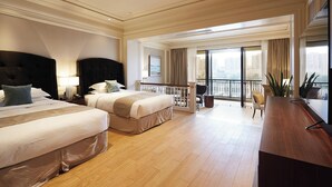 A hotel room with two beds, a balcony with a view, and a wooden desk. - Hangzhou Leisure Lake The Dragon (Hangzhou)