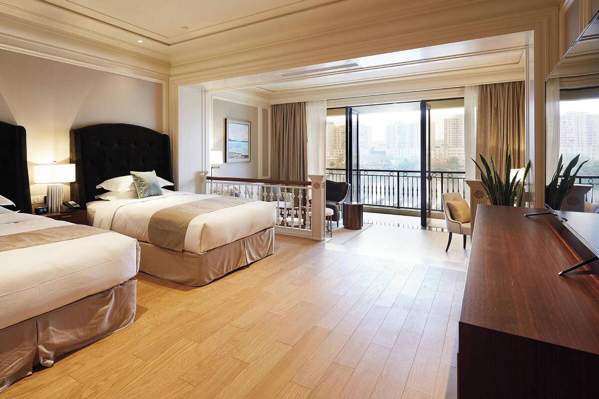 ห้องคอมฟอร์ททวิน, เตียงใหญ่ 2 เตียง, วิวทะเลสาบ | ตู้นิรภัยในห้องพัก, พื้นที่ทำงานแบบใช้แล็ปท็อป, ผ้าม่านกันแสง
