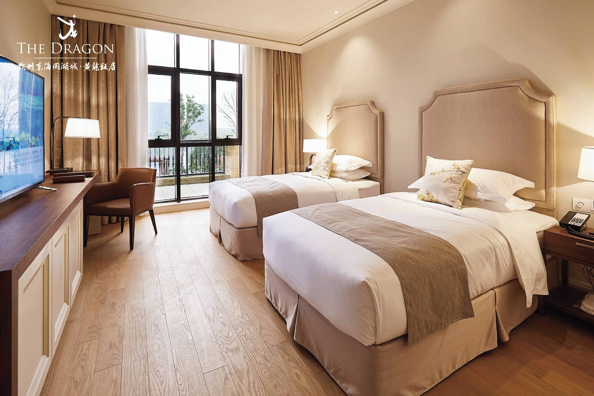 Superior dubbelrum - utsikt mot trädgården | Värdeförvaringsskåp på rummet och arbetsyta för laptop