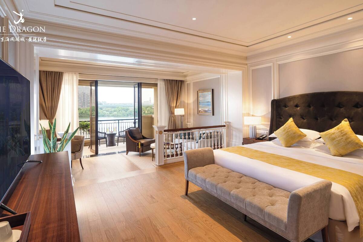 ห้องคอมฟอร์ทดับเบิล, เตียงคิงไซส์ 1 เตียง, วิวทะเลสาบ | ตู้นิรภัยในห้องพัก, พื้นที่ทำงานแบบใช้แล็ปท็อป, ผ้าม่านกันแสง