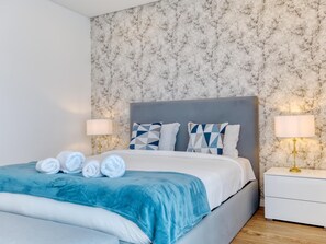 4 bedrooms, iron/ironing board, Internet, bed sheets - Vita Portucale|Chic Luxe Villa w/ Saltwater Pool (Almada)