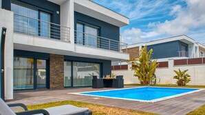 Terrace/patio - Vita Portucale|Chic Luxe Villa w/ Saltwater Pool (Almada)