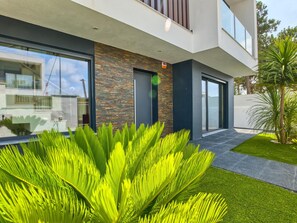 Exterior detail - Vita Portucale|Chic Luxe Villa w/ Saltwater Pool (Almada)