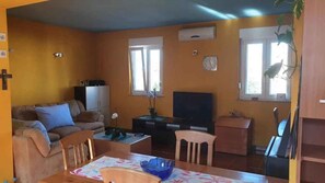 TV - Holiday apartment with terrace and air conditioning (Dobrinj)