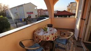 Outdoor dining - Holiday apartment with air conditioning (Malinska)