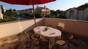 Outdoor dining - Holiday flat with air conditioning (Malinska)