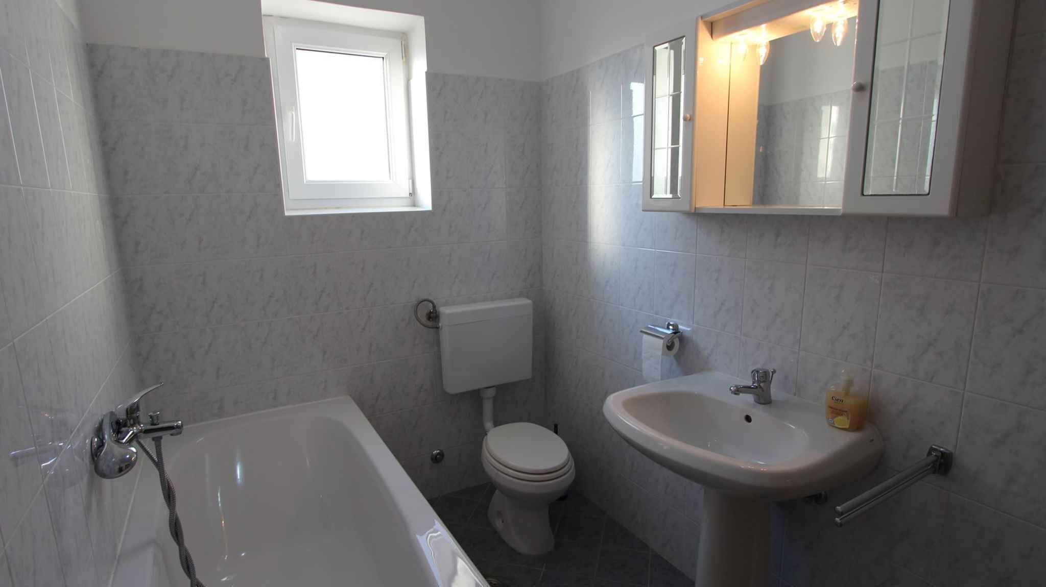 Une salle de bain avec une baignoire, des toilettes et un lavabo.