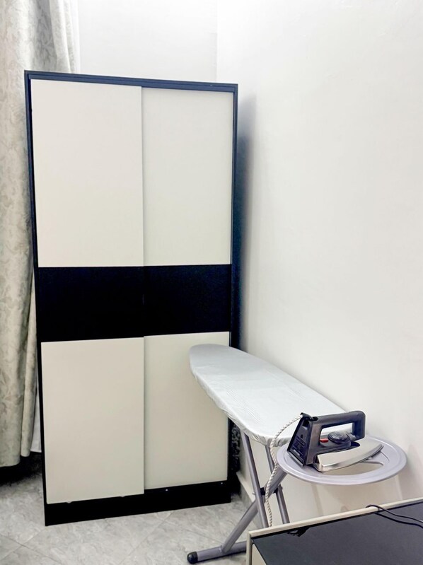 Deluxe Apartment, City View | Seterika/papan seterika