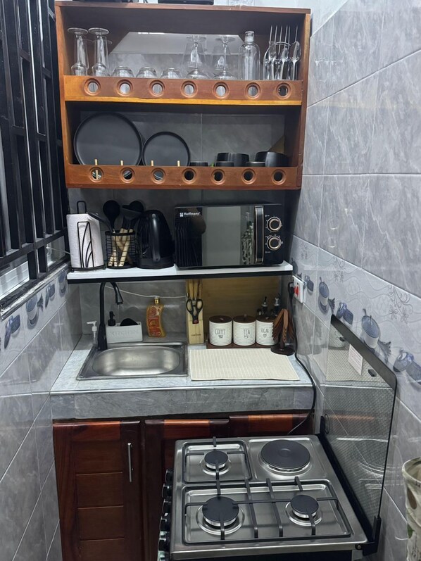 Apartamento luxo, vista para a cidade | Cozinha privada | Geladeira, micro-ondas, fogão, cooktop