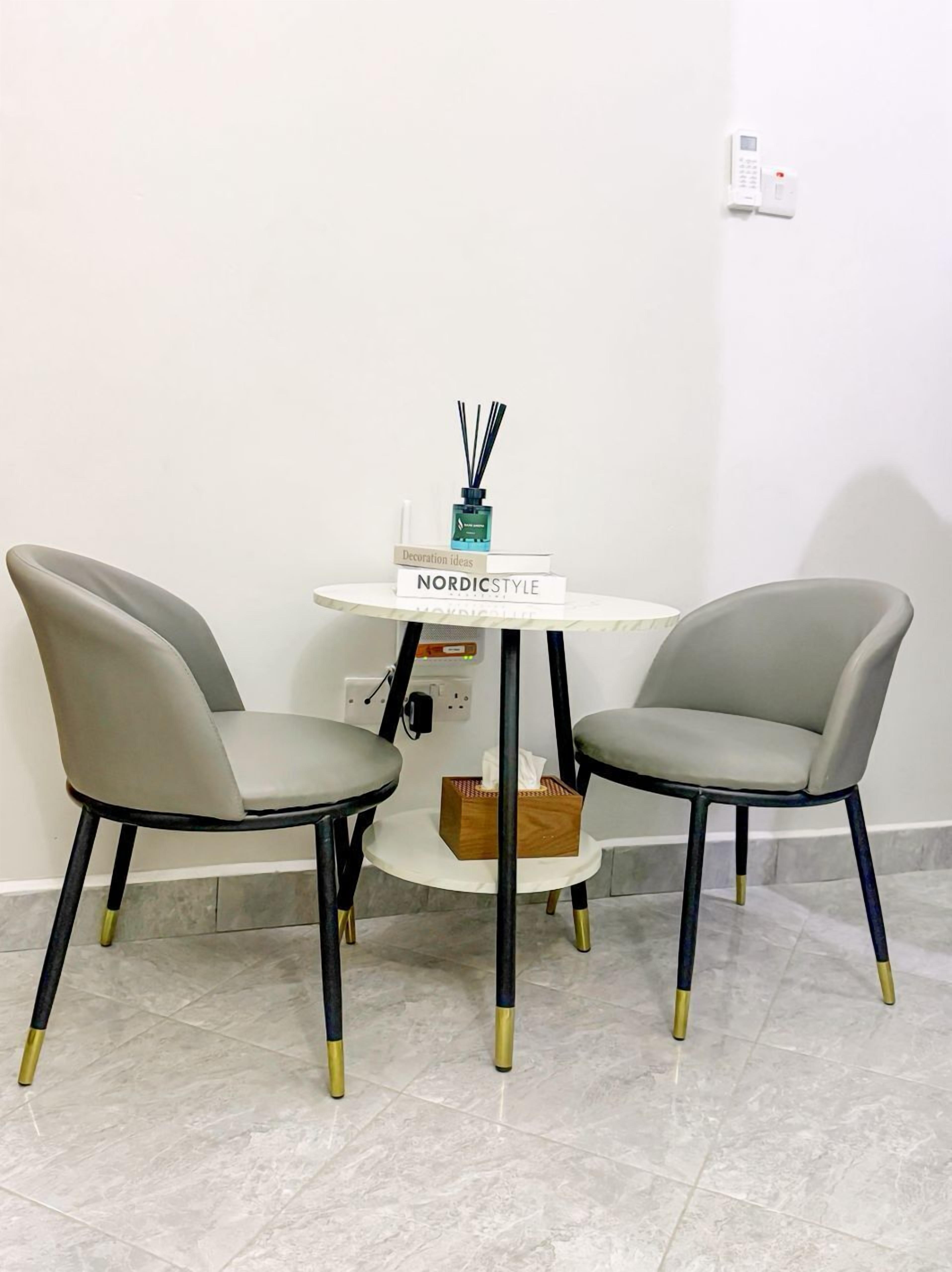 Deluxe Apartment, City View | Makan dalam bilik