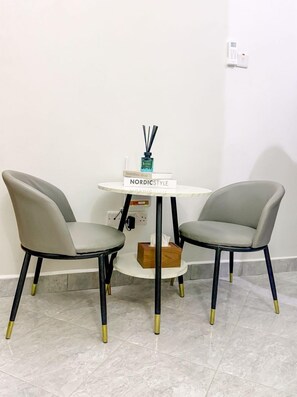 Deluxe Apartment, City View | Makan dalam bilik