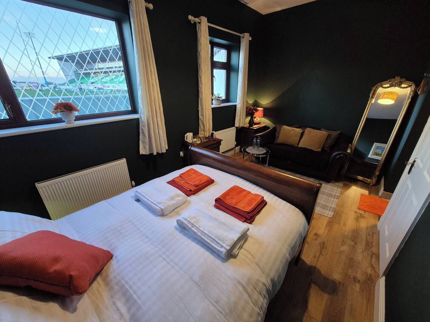 4 bedrooms, iron/ironing board, bed sheets