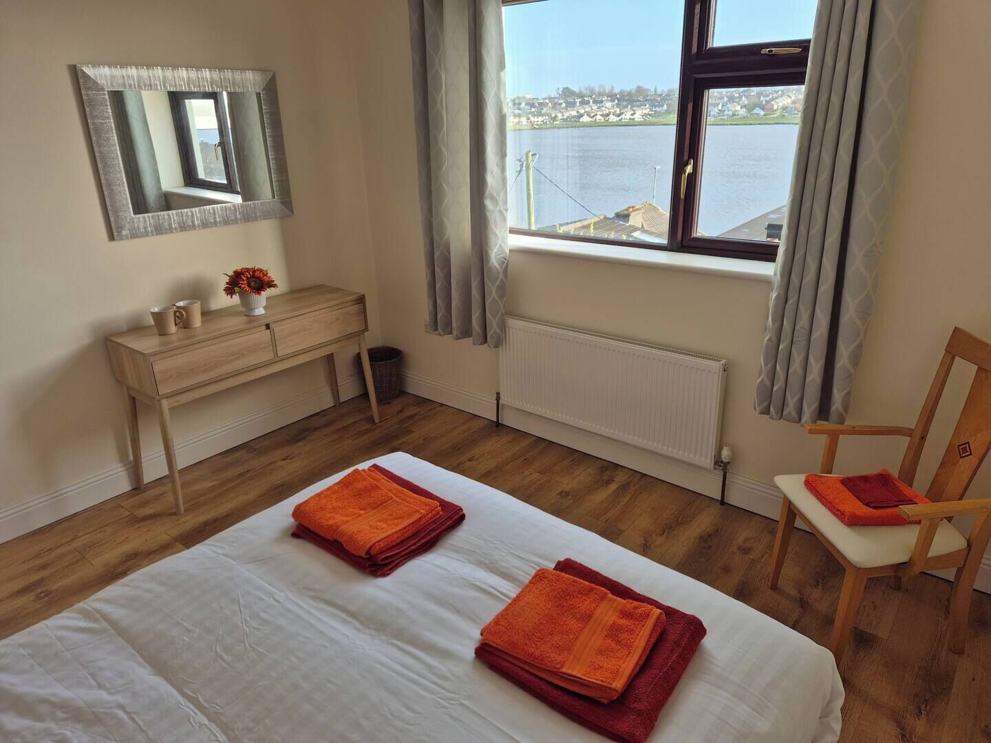 4 عدّة غرف نوم ومكواة/لوح كي وملاءات أسرّة