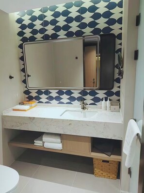 Kamar Double atau Twin Klasik, pemandangan kota | Kamar mandi | Shower, perlengkapan mandi gratis, pengering rambut, dan handuk
