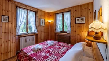 Tabla de planchar con plancha, wifi gratis y ropa de cama