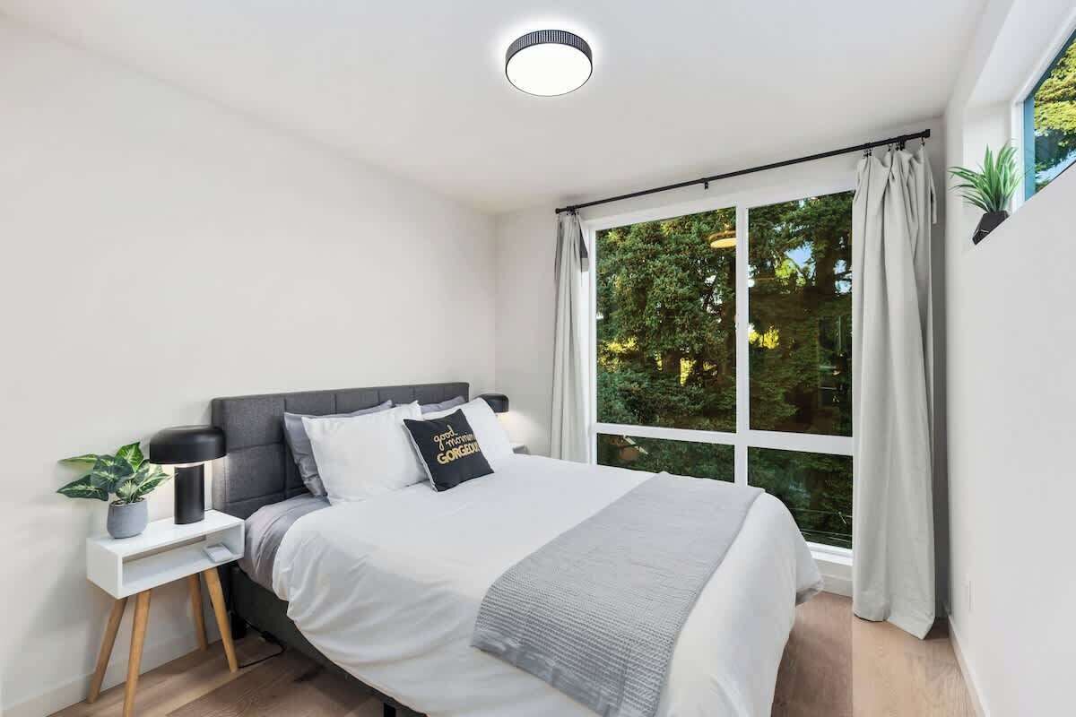 Desk, iron/ironing board, WiFi, bed sheets