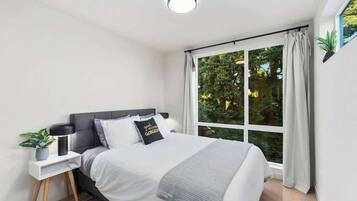 Desk, iron/ironing board, WiFi, bed sheets