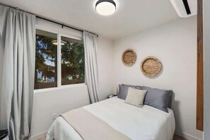 Desk, iron/ironing board, WiFi, bed sheets - 2026 World Cup | Stadiums, Downtown, Mt View (Seattle)