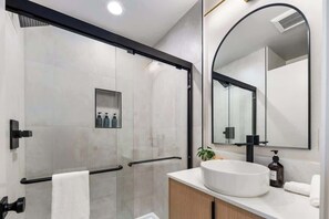 Shower, hair dryer, towels - 2026 World Cup | Stadiums, Downtown, Mt View (Seattle)