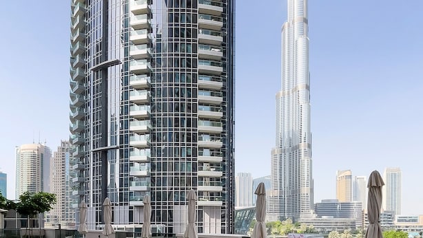 Ein Poolbereich auf dem Dach mit Blick auf den Burj Khalifa und andere Hochhäuser.