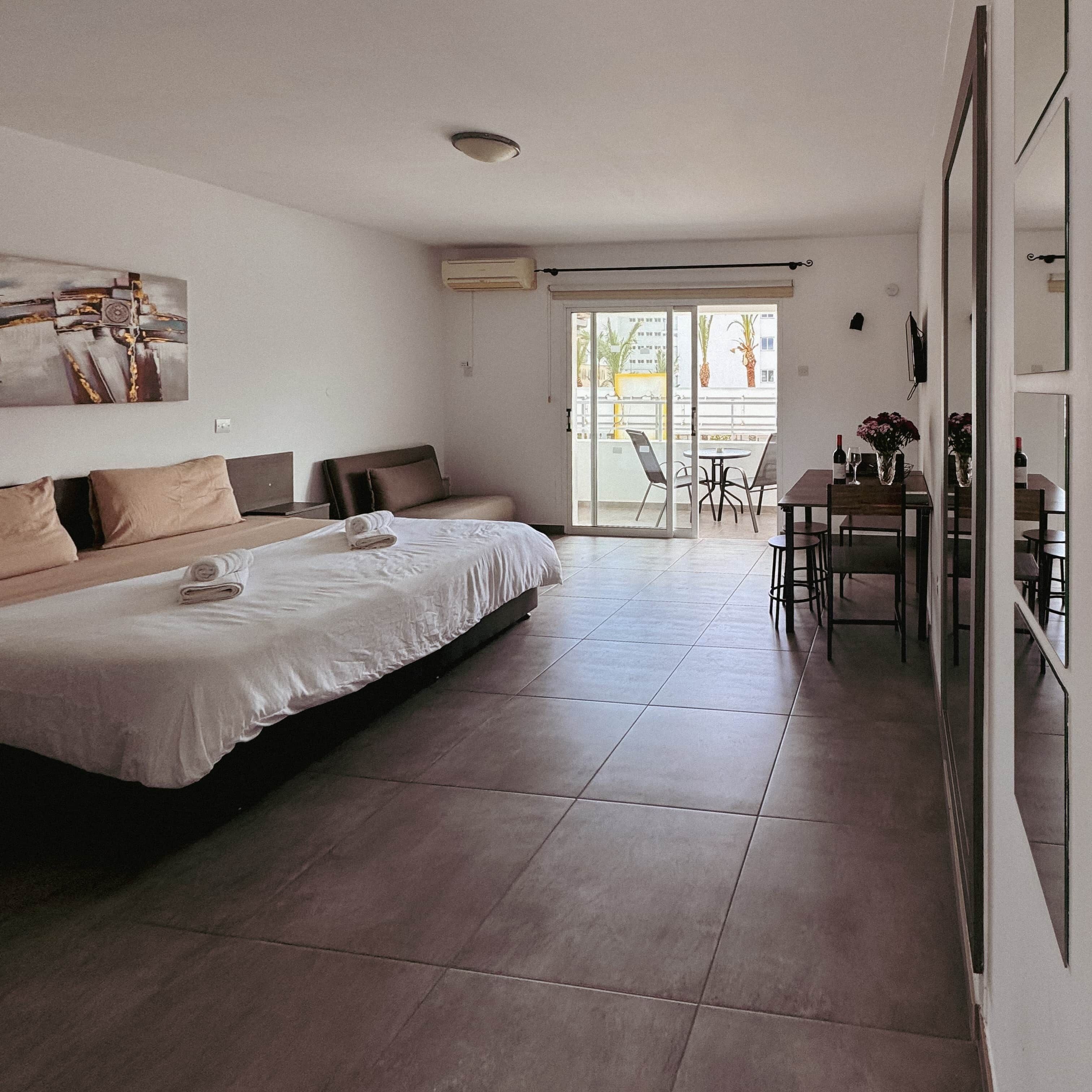 Tabla de planchar con plancha, wifi gratis y ropa de cama 