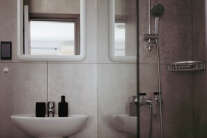 Haartrockner, Handtücher, Seife, Toilettenpapier