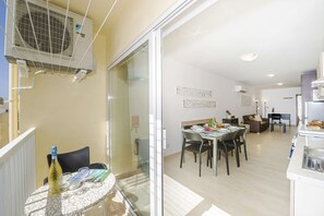 Outdoor dining - Summer Breeze Comfort apartment in Mellieha (Mellieha)