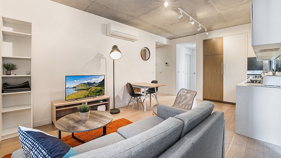 Comfy 2-bed Balcony Unit Near Chapel St