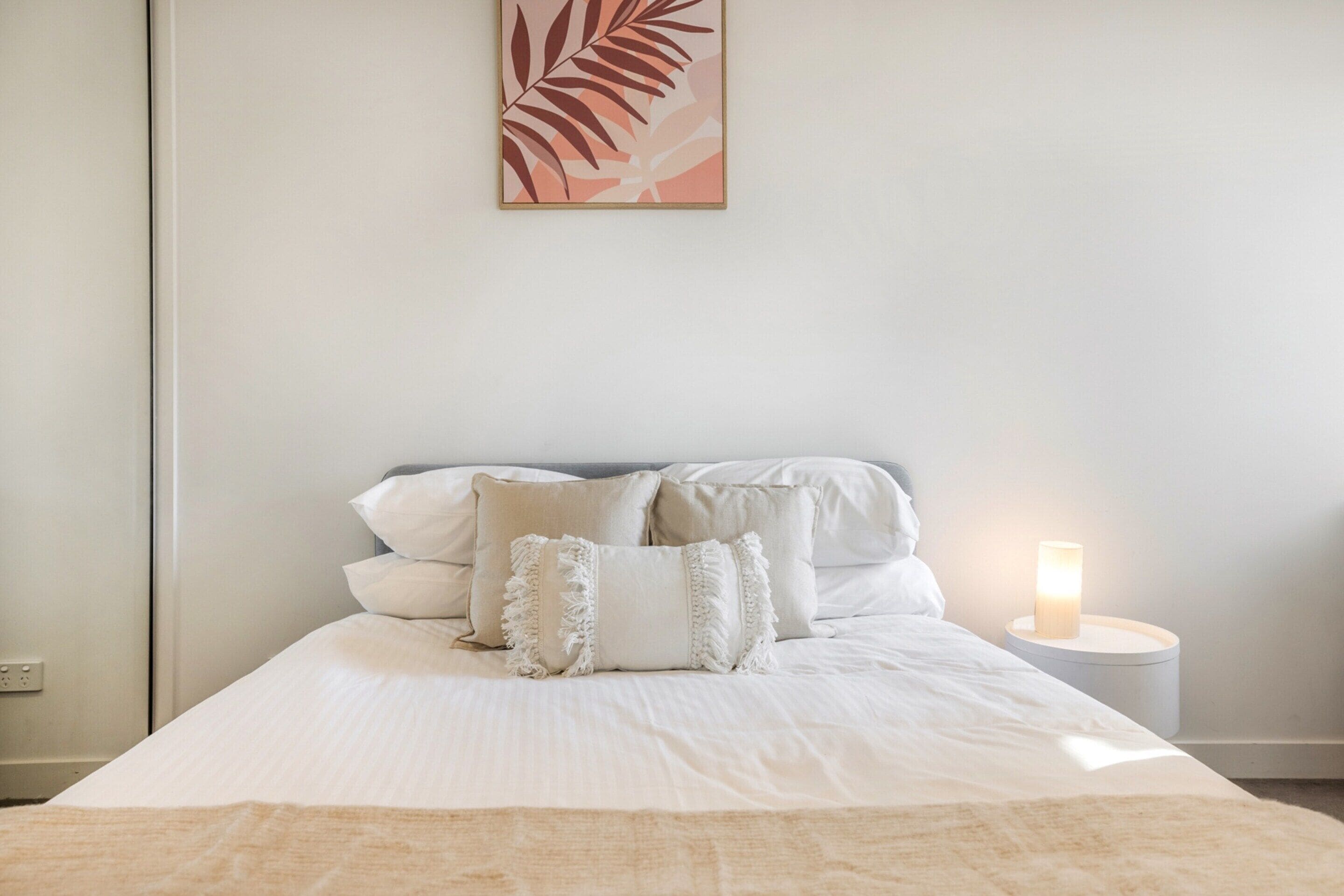 2 عدّة غرف نوم ومساحة عمل للكمبيوتر المحمول ومكواة/لوح كي وملاءات أسرّة