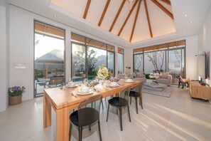 Villa, 3 Schlafzimmer, eigener Pool, Poolblick | Esszimmer