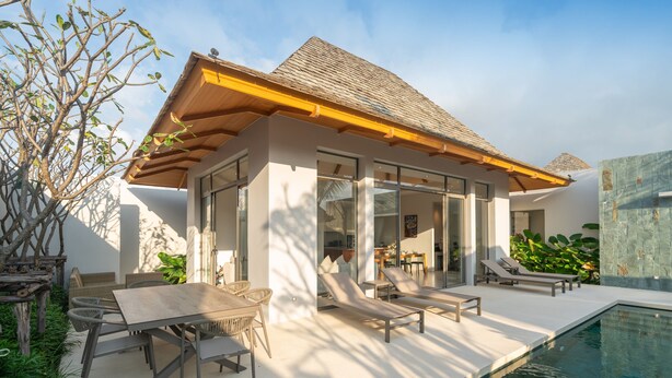 A modern house with a swimming pool, outdoor seating, and a covered patio. - Tropical Pool Anchan Indigo 16 (Thep Krasattri)