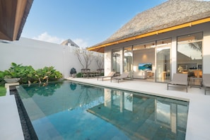 Una piscina al aire libre, cabañas de piscina gratuitas, tumbonas
