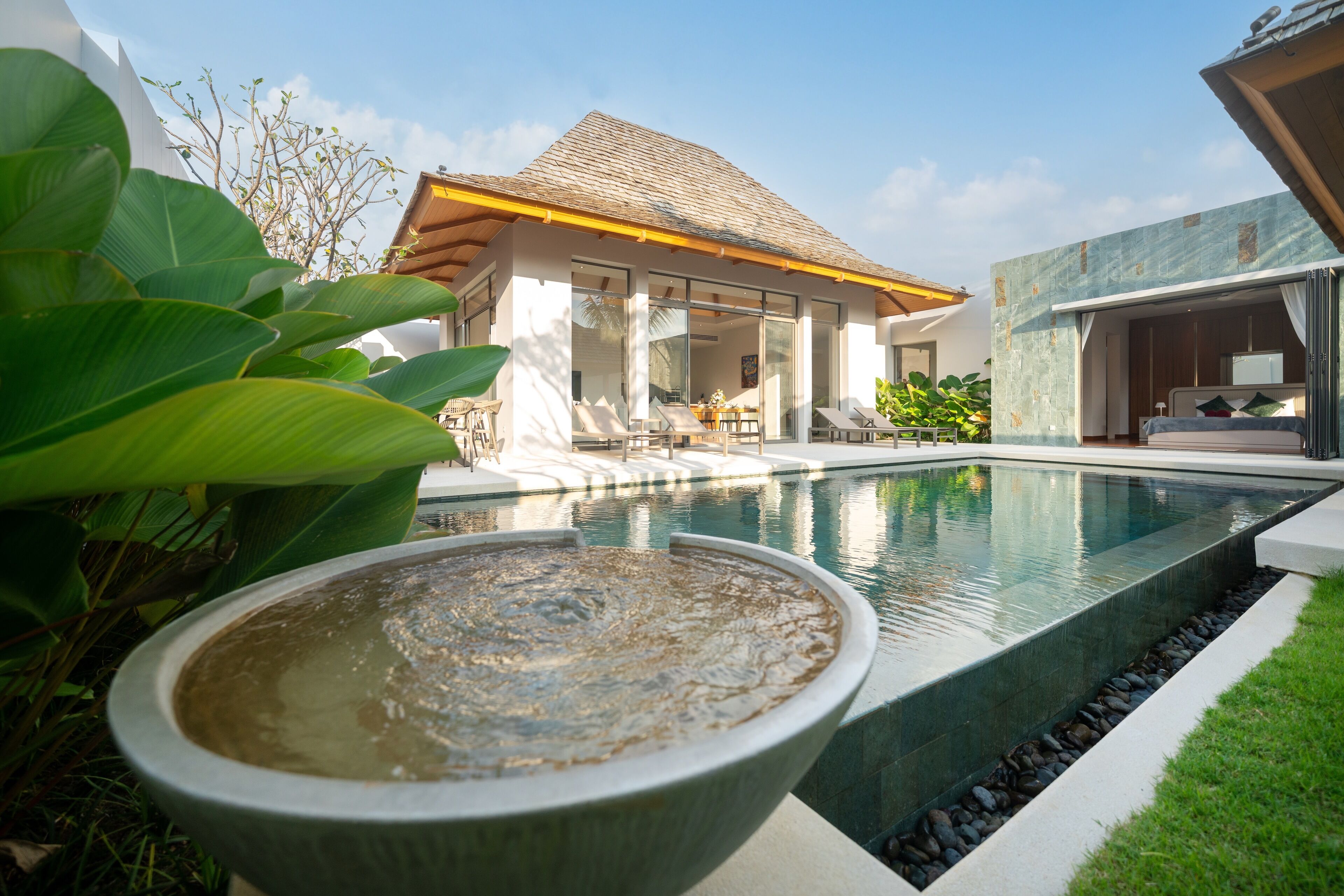 Outdoor pool, free cabanas, sun loungers