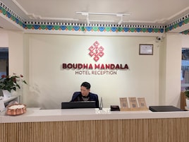 Un mostrador de recepción de hotel con un cartel que dice "BOUDHA MANDALA HOTEL RECEPTION".