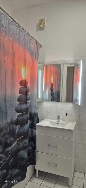 เบสิกอพาร์ทเมนท์ | ห้องน้ำ | ฝักบัวในอ่างอาบน้ำ, ของใช้ในห้องน้ำฟรี, ไดร์เป่าผม, ผ้าเช็ดตัว