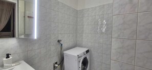 Basic-Apartment | Badezimmer | Duschwanne, kostenlose Toilettenartikel, Haartrockner, Handtücher
