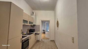 Departamento básico | Cocina privada | Refrigerador, microondas, horno y parrilla de estufa