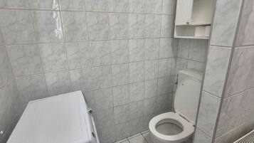 Departamento básico | Baño | Tina con regadera, amenidades de baño gratuitas, secadora de cabello