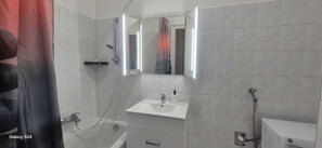 Basic Apartment | Bathroom | Combined shower/tub, free toiletries, hair dryer, towels - Comfortable 2BR Apt Near Vienna Center (Vienna)