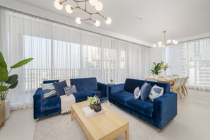 TV - Harbour-View 3BR with AsstRm, Just a Stone’s Throw from Marine Transportation (Dubai)