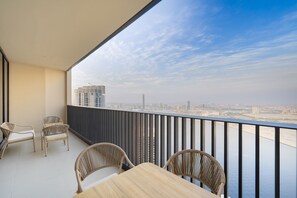 Outdoor dining - Harbour-View 3BR with AsstRm, Just a Stone’s Throw from Marine Transportation (Dubai)